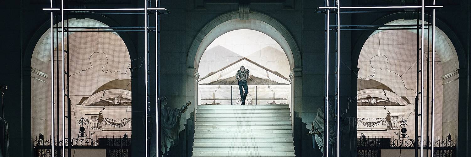 Jedermann: Der Tod (Peter Lohmeyer) auf der Treppe vor dem Salzburger Dom | © Matthias Horn