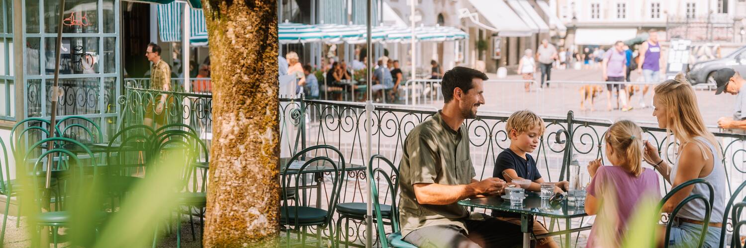 Familie im Tomaselli Kiosk | © Tourismus Salzburg / M. Kohlmayr