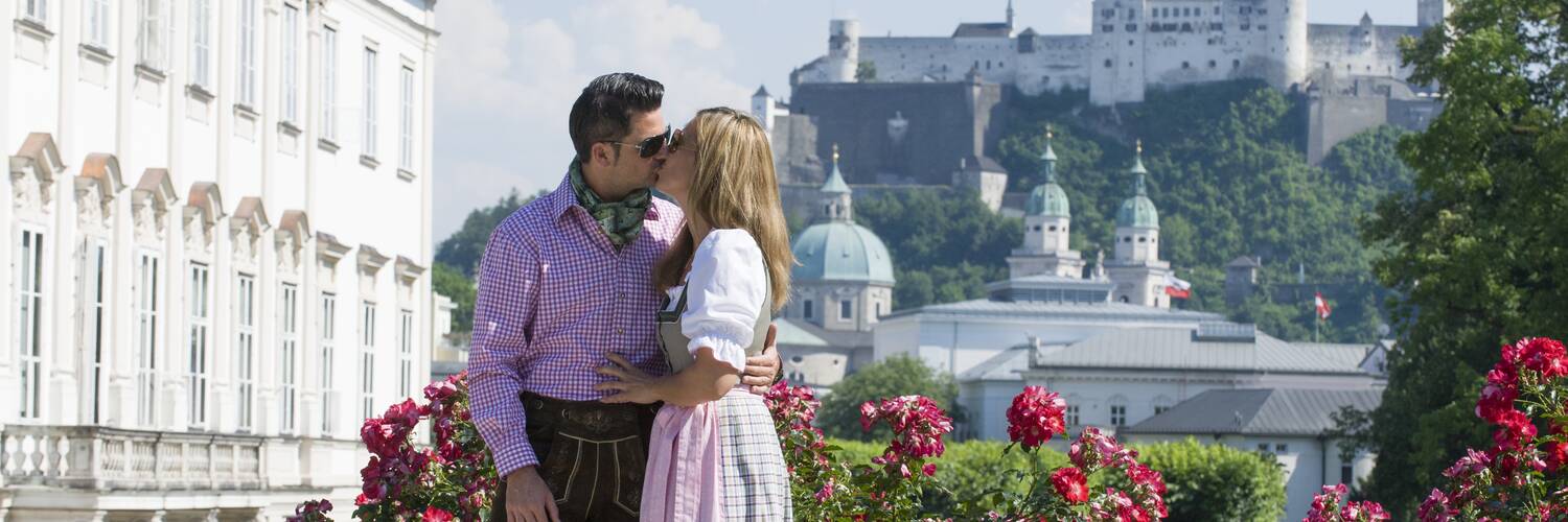 Trachtenpärchen im Mirabellgarten in Salzburg | © Tourismus Salzburg / Bryan Reinhart