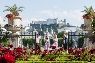Trachtenpärchen im Mirabellgarten in Salzburg | © Tourismus Salzburg / Bryan Reinhart