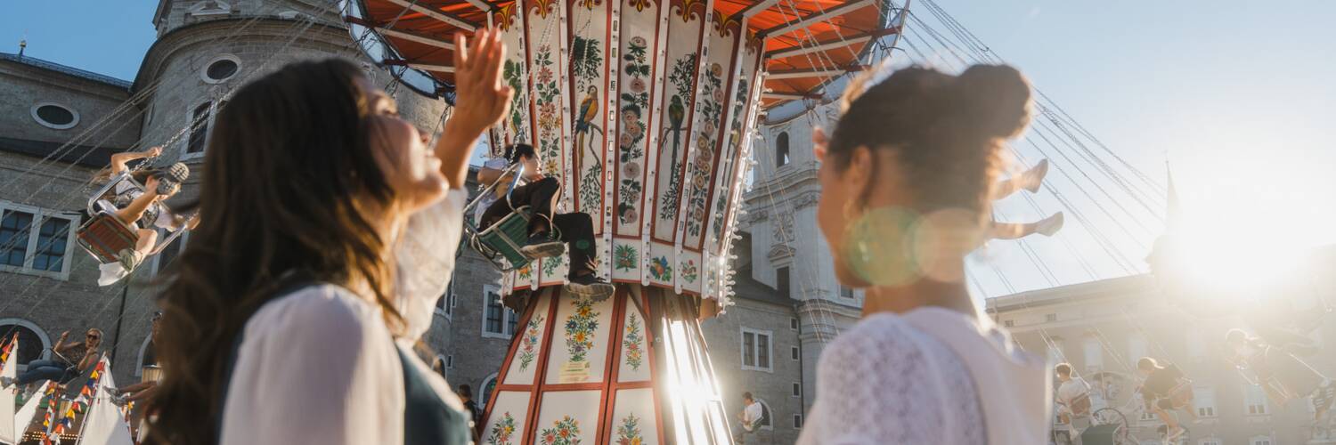 Zwei Frauen vor dem Kettenprater am Rupertikirtag Salzburg. | © TSG Tourismus Salzburg GmbH / M. Kohlmayr 