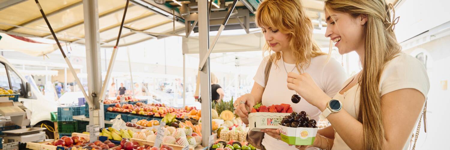 Two people trying fruit at daily market Grünmarkt Salzburg. | © TSG Tourismus Salzburg GmbH, H. Kirchberger