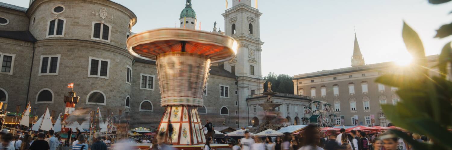 People celebrating the Rupertikirtag at the Residenzplatz in Salzburg | © TSG Tourismus Salzburg GmbH / M.Kohlmayr