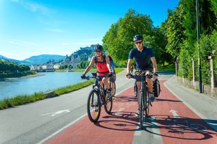 Radfahrer an der Salzach in Salzburg | © Tourismus Salzburg GmbH / G. Breitegger