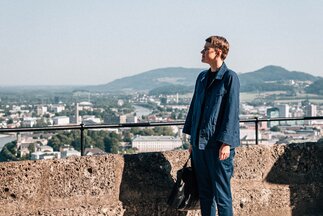 Sophie Goltz outside Hohensalzburg Fortress | © Tourismus Salzburg GmbH