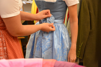  Tie a dirndl apron | © Tourismus Salzburg GmbH / S. Prommegger