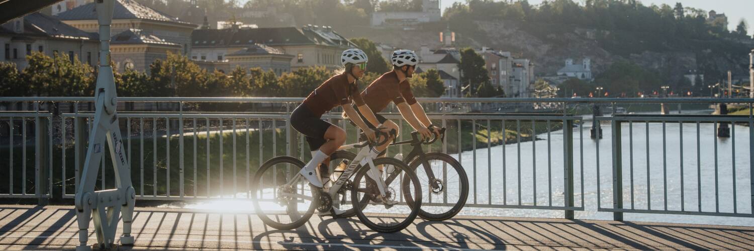 Cyclists on Karolinenbrücke in Salzburg | © TSG Tourismus Salzburg GmbH, M. Kohlmayr