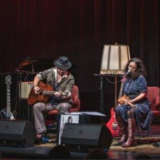 A lively stage with a band performing. The musicians are gathered together and presenting their show to an audience. | © Manuela Fuchs