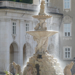 A beautiful fountain with sculptural elements in the center. Water bubbles up from several levels and surrounds the figures. | © Kultur Tourismus Salzburg/R. Assmann