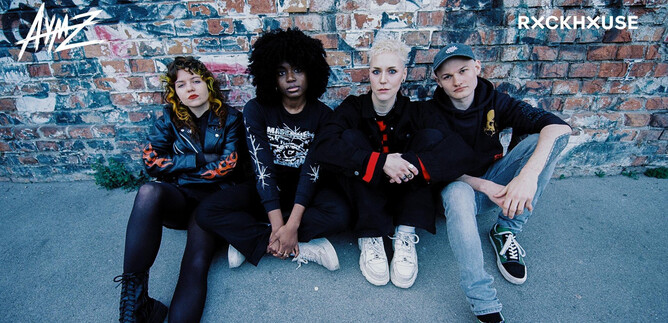 A group of young people is sitting in front of a brick wall. They are wearing cool, casual clothing and have various hairstyles. | © nicknofuture