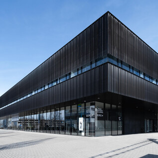 A colorful graphic for the Career Information Fair featuring an astronaut and a rocket. The text invites participation and highlights the event dates: November 20 to 23, 2025. | © Messezentrum Salzburg/Sarah Fellner