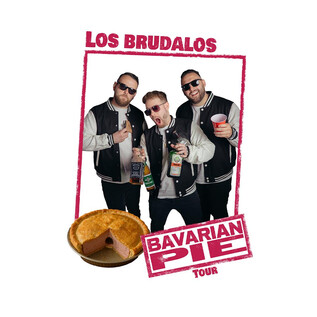 Three people in modern outfits are standing together and holding drinks. In the foreground, there is a round cake promoting the "Bavarian Pie Tour." | © Rockhouse Salzburg