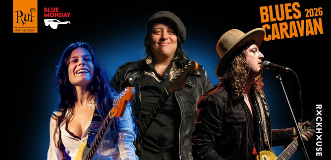 Three musicians stand on stage, each with an electric guitar. The atmosphere is lively and musical, ideal for the Blues Caravan 2026. | © Rockhouse Salzburg