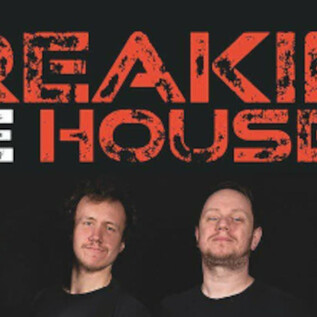 Eine Band posiert vor einem dunklen Hintergrund. Der Titel "BREAKING THE HOUSE #11" ist prominently platziert. | © Rockhouse Salzburg
