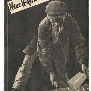 Three traffic signs stand in a snowy landscape. The atmosphere is gray and foggy, with a quiet stream in the background. | © Photoinstitut Bonartes/Wien