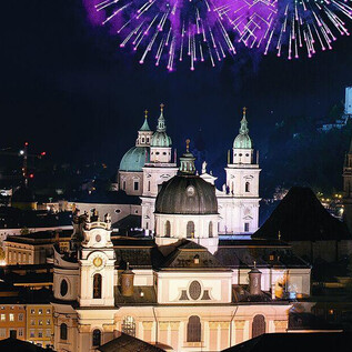 An impressive cityscape at night with fireworks in the sky. Historical buildings and a castle are easily recognizable. | © SLT / Anna-Maria Löffelberger