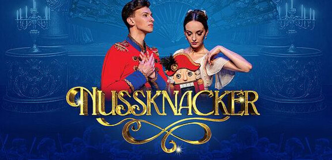 Two dancers in festive attire stand in the foreground. In the background, a festive atmosphere with blue tones and chandeliers can be seen, and the title "Nutcracker" is prominently placed. | © Ovation Events GmbH