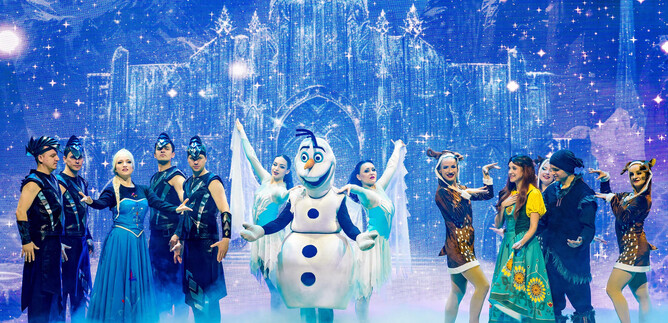 Eine farbenfrohe Bühnenaufführung mit Charakteren aus einem beliebten Film. Im Hintergrund ist eine frostige, glitzernde Kulisse zu sehen. | © Sergii Malov