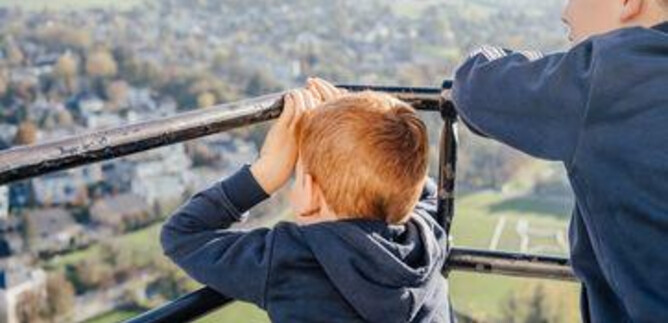 An impressive sculpture of a castle, surrounded by a glowing dome. In the foreground, historical scenes are depicted. | © Kathrin Gollackner Fotografie