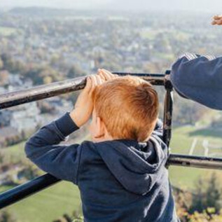 An impressive sculpture of a castle, surrounded by a glowing dome. In the foreground, historical scenes are depicted. | © Kathrin Gollackner Fotografie