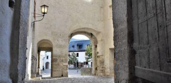 Dva chlapci si hrají se dřevěnými lžičkami v slunečném prostředí. Smějí se a vypadají, že se dobře baví. | © Festung Hohensalzburg