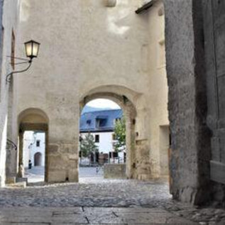 Two boys are playing with wooden spoons in a sunny environment. They are laughing and seem to be having a lot of fun. | © Festung Hohensalzburg