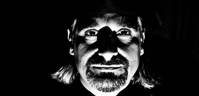 Portrétovaná tvář osoby v černobílé. Tvář je dramaticky osvětlená, což jí dává tajemný výraz. | © Kai Likar