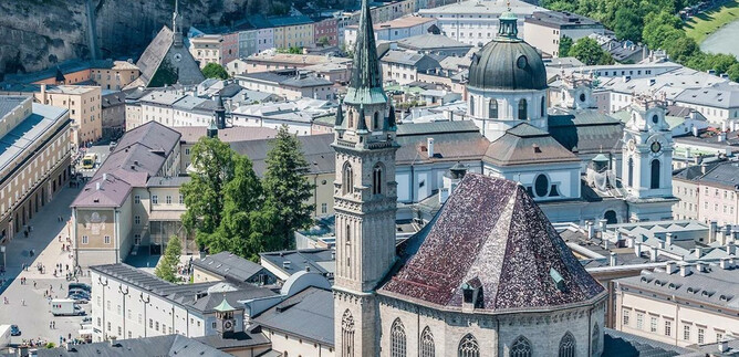 An impressive city view with historical buildings and churches. In the foreground stands a striking church with a tall tower. | © Anibal Trejo