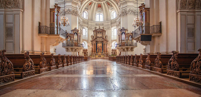 A large church hall with a lavish altar. The ceiling is intricately designed, and the light gently falls onto the floor. | © Eva trifft. FOTOGRAFIE