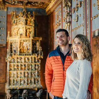 Historická kuchyně se starými kuchyňskými potřebami a kamenným krbem. Podlaha je z velkých kamenů a jsou zde různé hrnce a konvice. | © Kathrin Gollackner Fotografie