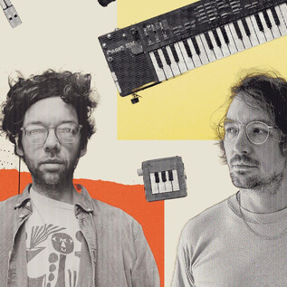 Two musicians stand in front of a creative background with musical instruments like a guitar and a keyboard. The background is colorful and artistically designed. | © joasihno.de