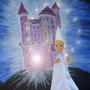 A doll in a white garment stands in front of a glowing castle. The background features a sparkling, dreamlike scene. | © Friedburger Puppenbühne