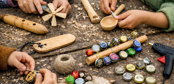 Instrumente schnitzen | © Symbolbild – KI-generiert