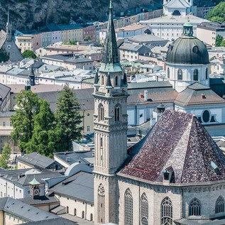 Eine beeindruckende Stadtansicht mit historischen Gebäuden und Kirchen. Im Vordergrund steht eine auffällige Kirche mit einem hohen Turm. | © Anibal Trejo