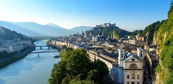 Une grande maison jaune entourée d'arbres verts. Le chemin mène directement à l'entrée du bâtiment. | © TSG Tourismus Salzburg GmbH / G. Breitegger
