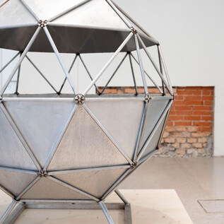 A historic kitchen with old cooking utensils and a stone fireplace. The floor is made of large stones, and there are various pots and jugs. | © Maurice Rigaud