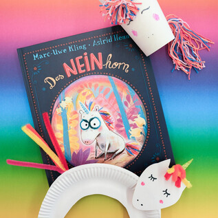 Zwei Kürbisse mit Halloween-Motiven stehen auf einem Tisch. Der eine Kürbis ist leuchtend und hat ein fröhliches Gesicht, während der andere mit Werkzeugen dekoriert ist. | © Salzburg Museum/Maurice Rigaud