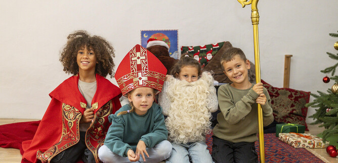 Two pumpkins with Halloween motifs are on a table. One pumpkin is bright and has a happy face, while the other is decorated with tools. | © Herbert Rohrer