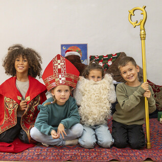 Two pumpkins with Halloween motifs are on a table. One pumpkin is bright and has a happy face, while the other is decorated with tools. | © Herbert Rohrer