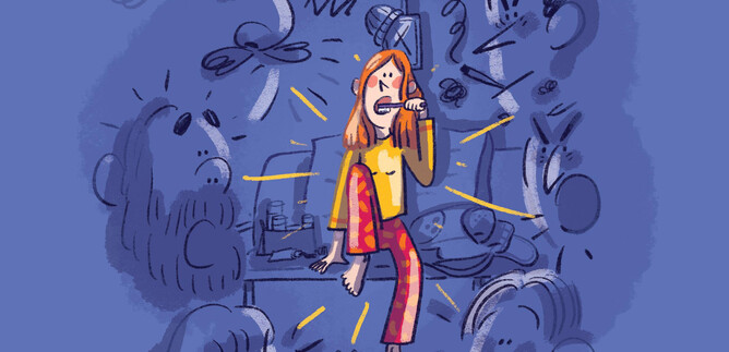 A girl sits scared on a table, surrounded by drawn faces and eerie shapes. The scene conveys a feeling of stress and interruption. | © Salzburger Festspiele/Gemma Palacio