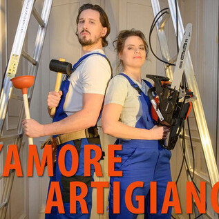 A couple stands back to back with tools in their hands. Ladders are visible in the background. | © SLT / Christian Krautzberger