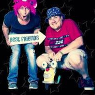 Two friends happily pose with a sign "Best Friends". They are wearing colorful hats and have a fun, relaxed vibe. | © Das OFF Theater Salzburg