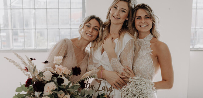 Energiczne wystąpienie na scenie z czterema artystami, którzy w błyszczących strojach stoją przed dużą, sercową kulą disco. Kolorowe światła i świąteczna atmosfera tworzą radosny nastrój. | © Austria Wedding