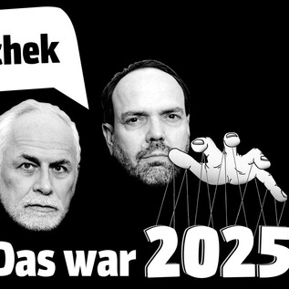 A black and white image featuring two men represented in a comic style. Above them hovers the speech bubble "That was 2025" and in the foreground, puppets with strings can be seen. | © ORF / Roman Zach-Kiesling