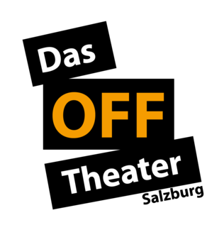 Skupina sedmi osob má na sobě bílé trička a nosí legrační zvířecí masky. S humorem pózují před tmavým pozadím. | © Off Theater