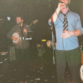 A band is playing live on stage. The singer is in the foreground while other musicians are playing various instruments in the background. | © Jazzit