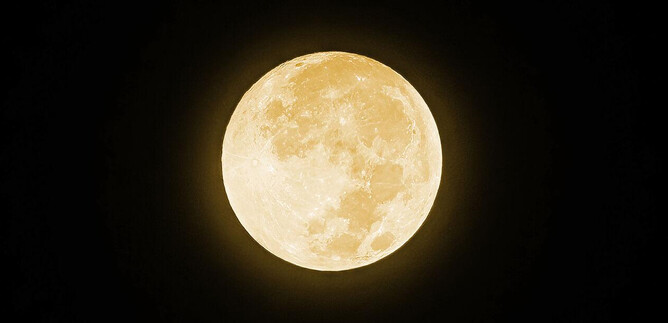 A large, bright full moon on a black background. The surface of the moon is clearly and richly detailed. | © Salzburger Landestheater