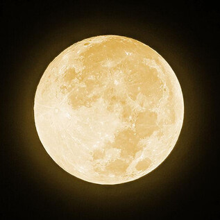 A large, bright full moon on a black background. The surface of the moon is clearly and richly detailed. | © Salzburger Landestheater