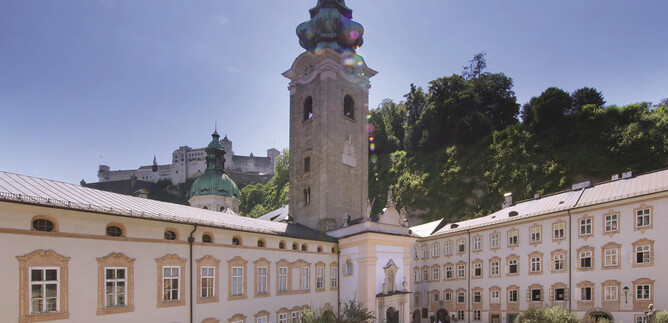 An impressive view of a historical building with a tower and a beautiful facade. The clear sky and the surrounding nature create a peaceful atmosphere. | © Sulzer