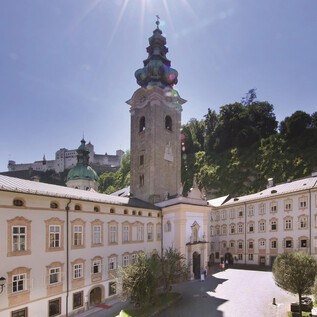 An impressive view of a historical building with a tower and a beautiful facade. The clear sky and the surrounding nature create a peaceful atmosphere. | © Sulzer